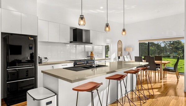 Refrigerador, microondas, horno y parrilla de estufa