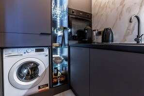 Kjøleskap, mikrobølgeovn, ovn og kokeplater