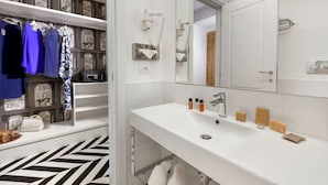 Superior Room | Bathroom | Free toiletries, hair dryer, slippers, bidet - Maison Iovino Luxury Rooms (Sorrento)