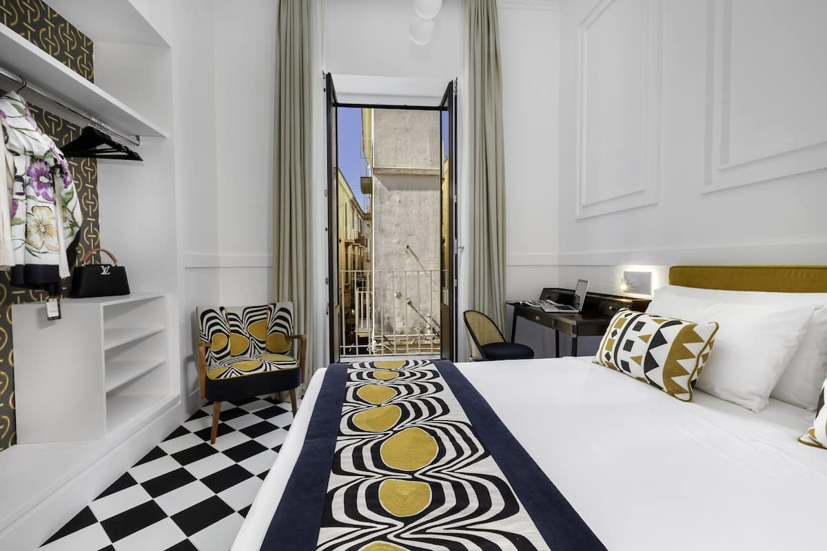 Suite, balkon, pemandangan kota | Meja kerja, kedap suara, Wi-Fi gratis, dan didekorasi berbeda-beda