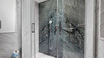 Deluxe Room | Bathroom | Free toiletries, hair dryer, slippers, bidet