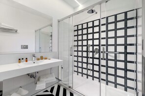 Superior-Zimmer | Badezimmer | Kostenlose Toilettenartikel, Haartrockner, Hausschuhe, Bidet