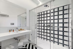 Superior-Zimmer | Badezimmer | Kostenlose Toilettenartikel, Haartrockner, Hausschuhe, Bidet