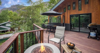 Luxury Home | Walk to Town & Box Canyon Falls | Hot Tub | Fire Pit | E-Bikes