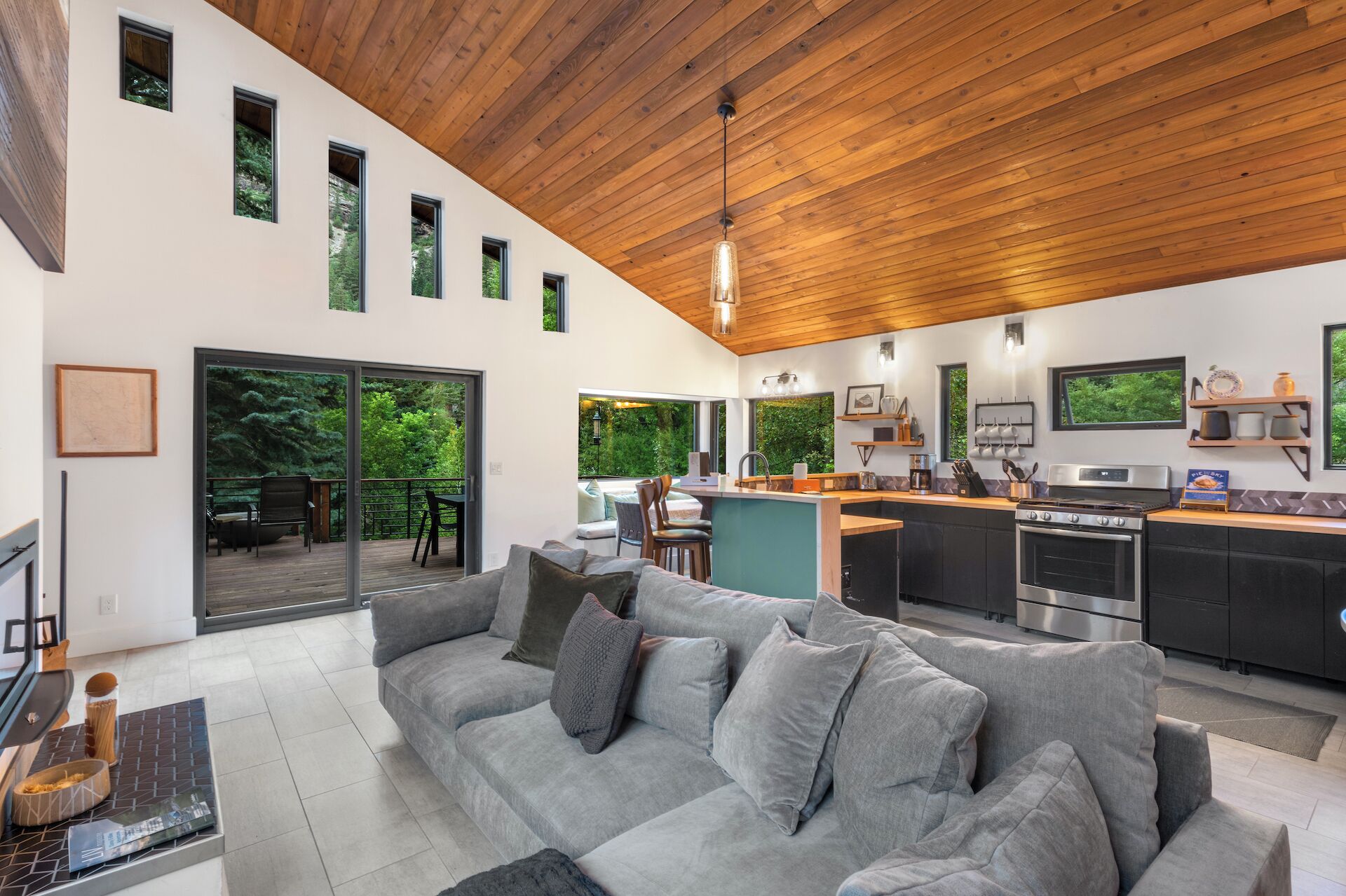 Una Smart TV, una chimenea