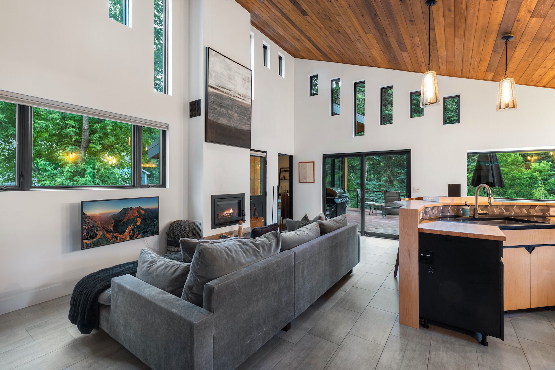 Una Smart TV, una chimenea