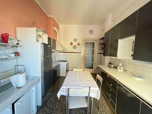 Réfrigérateur, micro-ondes (sur demande), four, plaque de cuisson