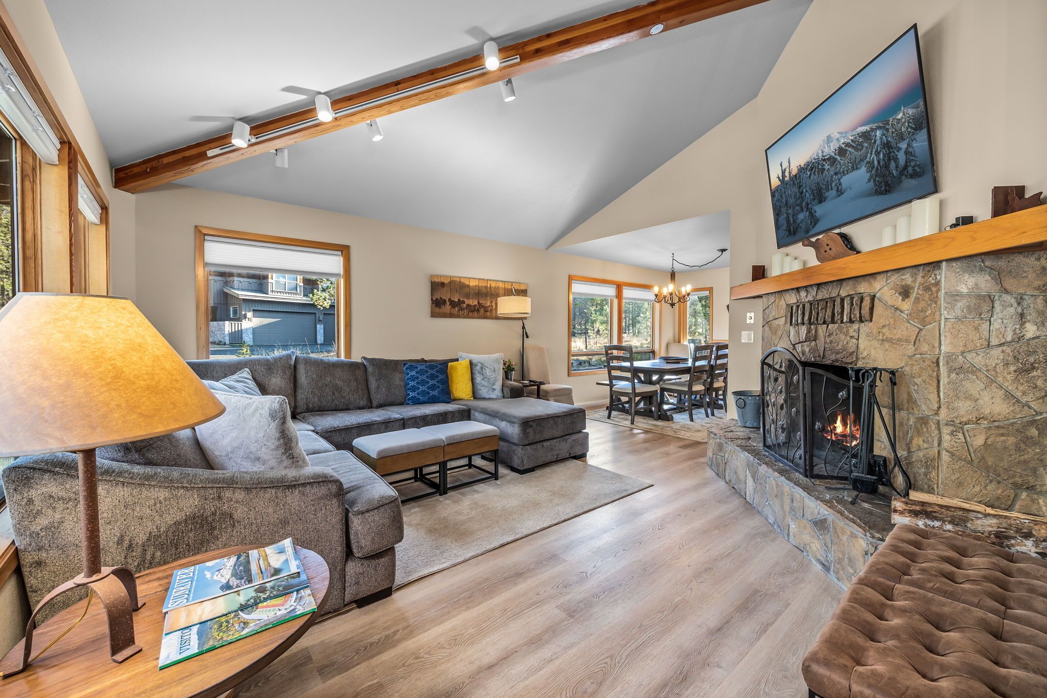 Sunriver Home ~ Private Hot Tub ~ Fireplace ~ SHARC passes ~ PAC MAN!