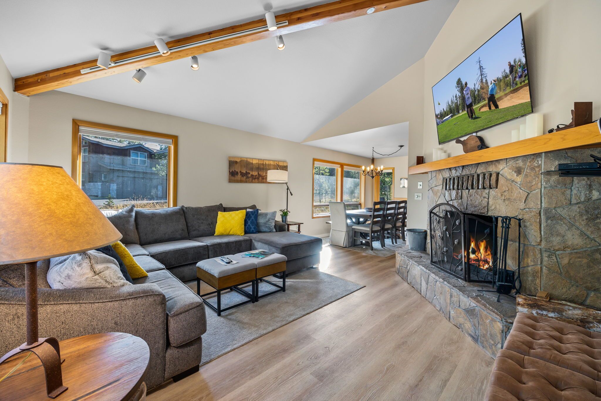 Sunriver Home ~ Private Hot Tub ~ Fireplace ~ SHARC passes ~ PAC MAN!