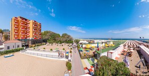 A beachside hotel with a pool area, a playground, and a view of the sea. - Hotel Ariane (Rimini)