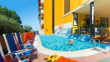 Kolam renang outdoor musiman