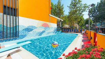 Piscine extérieure (ouverte en saison)