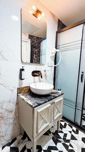 Deluxe Suite | Bathroom | Shower, rainfall showerhead, hair dryer, slippers