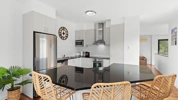 Frigorífic, microones, forn i placa de cuina