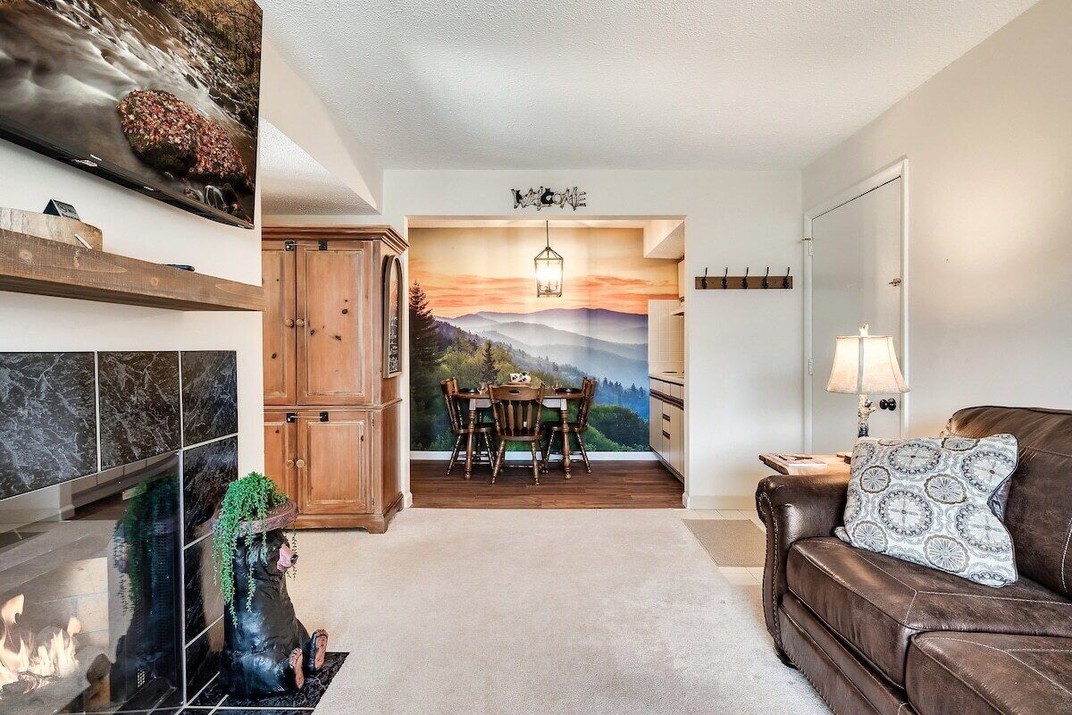 Bear Pause Retreat/Steps to Pkwy/With Indoor Pool