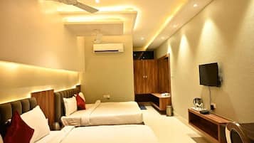 Kamar Mewah | Meja kerja dan seprai linen