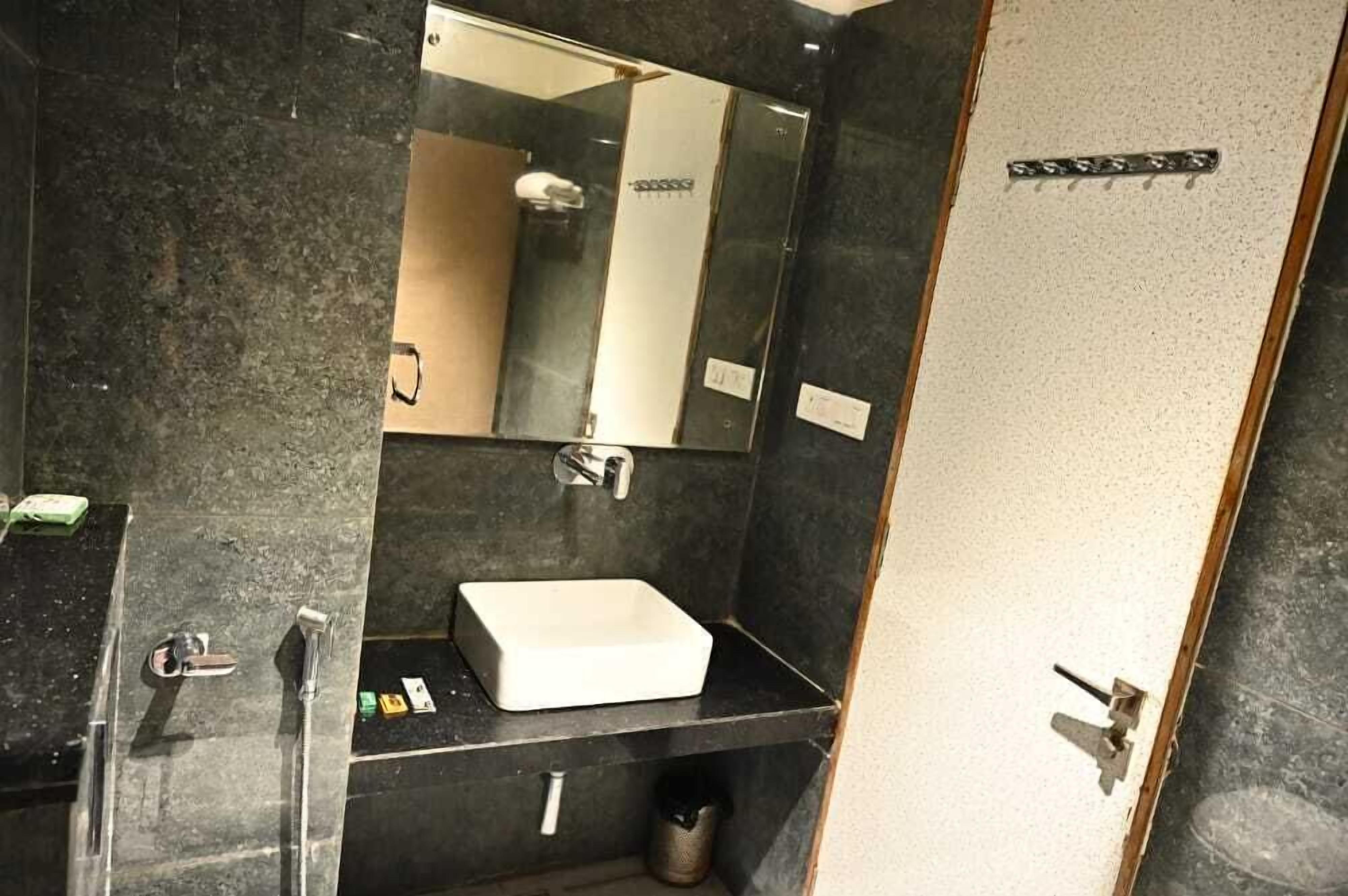 Rom – deluxe | Bad | Dusj, dusjhode med hydromassaje og håndklær
