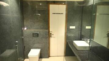 Premium Room | Bathroom | Shower, hydromassage showerhead, towels