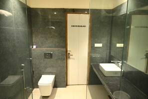 Premium Room | Bathroom | Shower, hydromassage showerhead, towels - Nakshatra Resort & Garden (Shivpuri)
