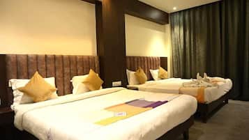 Luxury Room | Desk, bed sheets