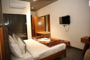 Desk, bed sheets - Nakshatra Resort & Garden (Shivpuri)