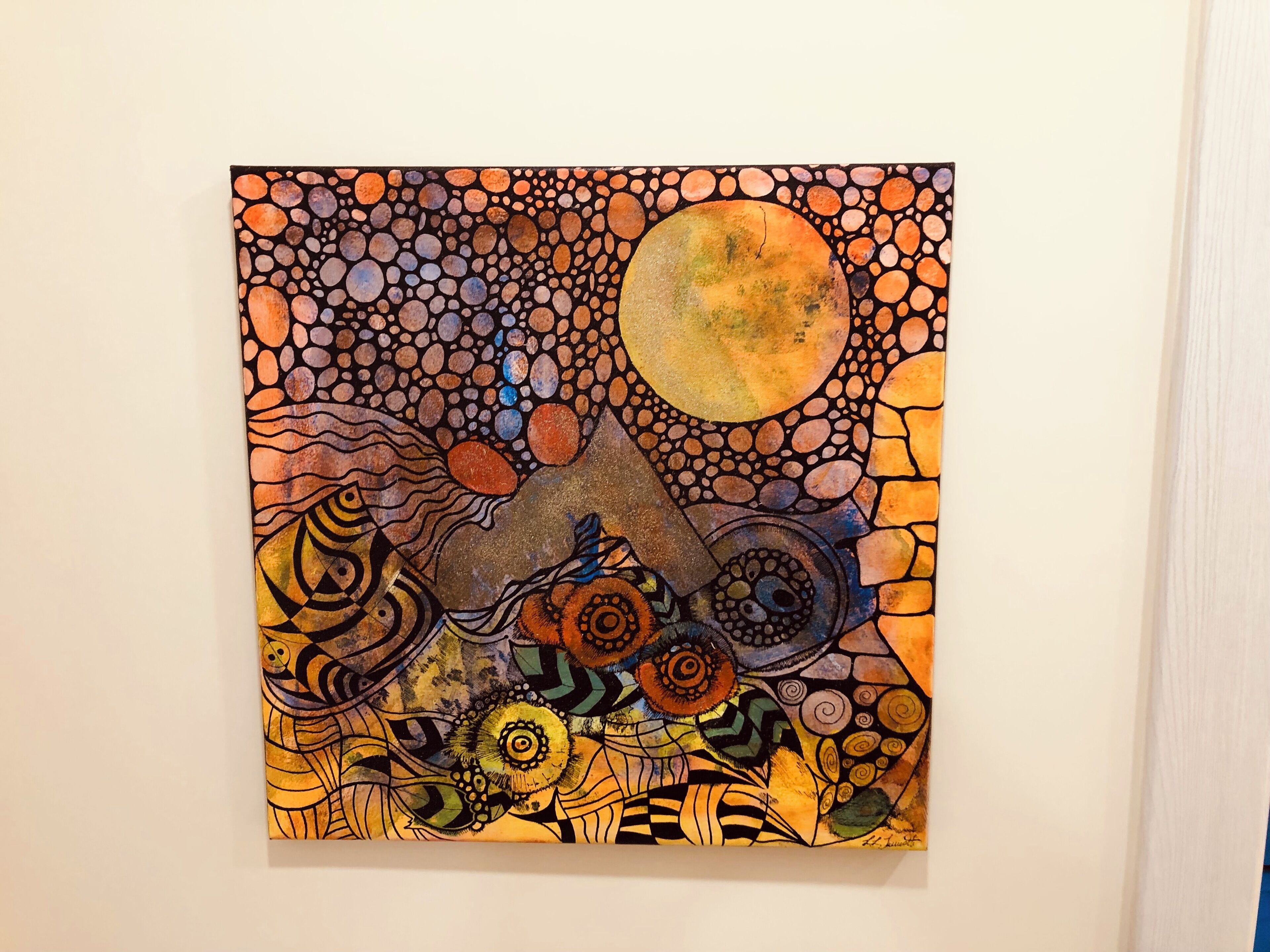 Une peinture carrée présentant une variété de motifs et de formes abstraits, notamment des cercles, des lignes et des motifs floraux, sur un fond texturé.