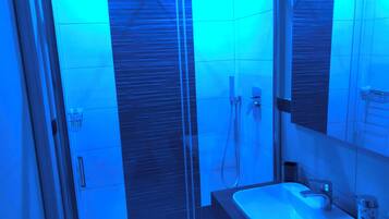 Doppia Classic, balcone | Bagno | Doccia, set di cortesia gratuito, asciugacapelli, bidet