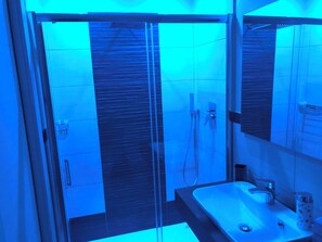 Classic Double Room, Balcony | Bathroom | Shower, free toiletries, hair dryer, bidet