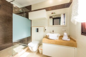 Baignoire, sèche-cheveux, serviettes fournies