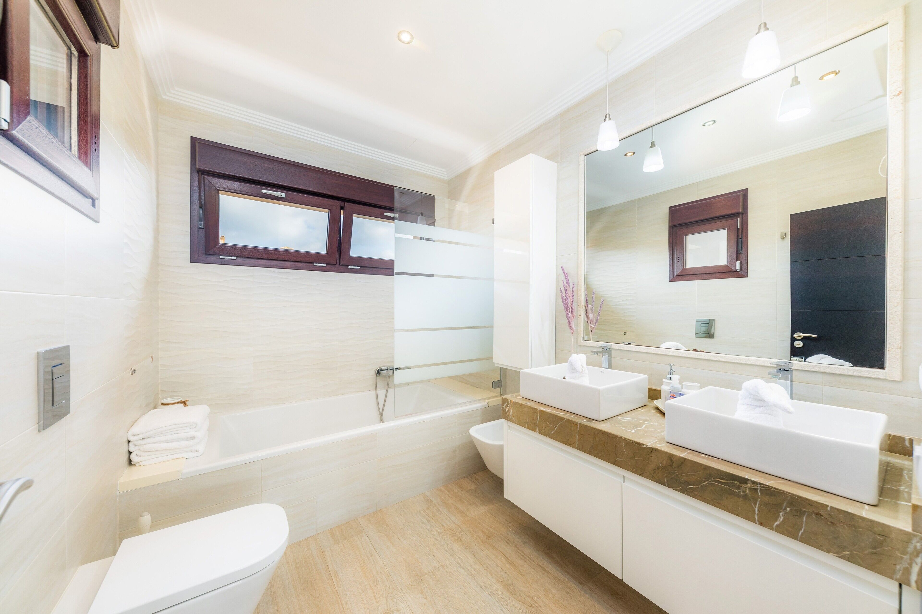 Badewanne, Haartrockner, Handtücher