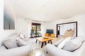 TV - Villa Casa Bon Sol  with Pool, Shared Terrace & Wi-Fi (Capdepera)