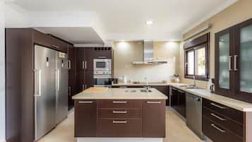 Køleskab, mikrobølgeovn, ovn, kogeplade