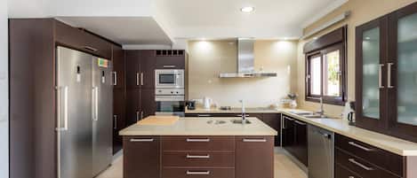 ثلاجة، ميكروويف، فرن، موقد طهي مسطح