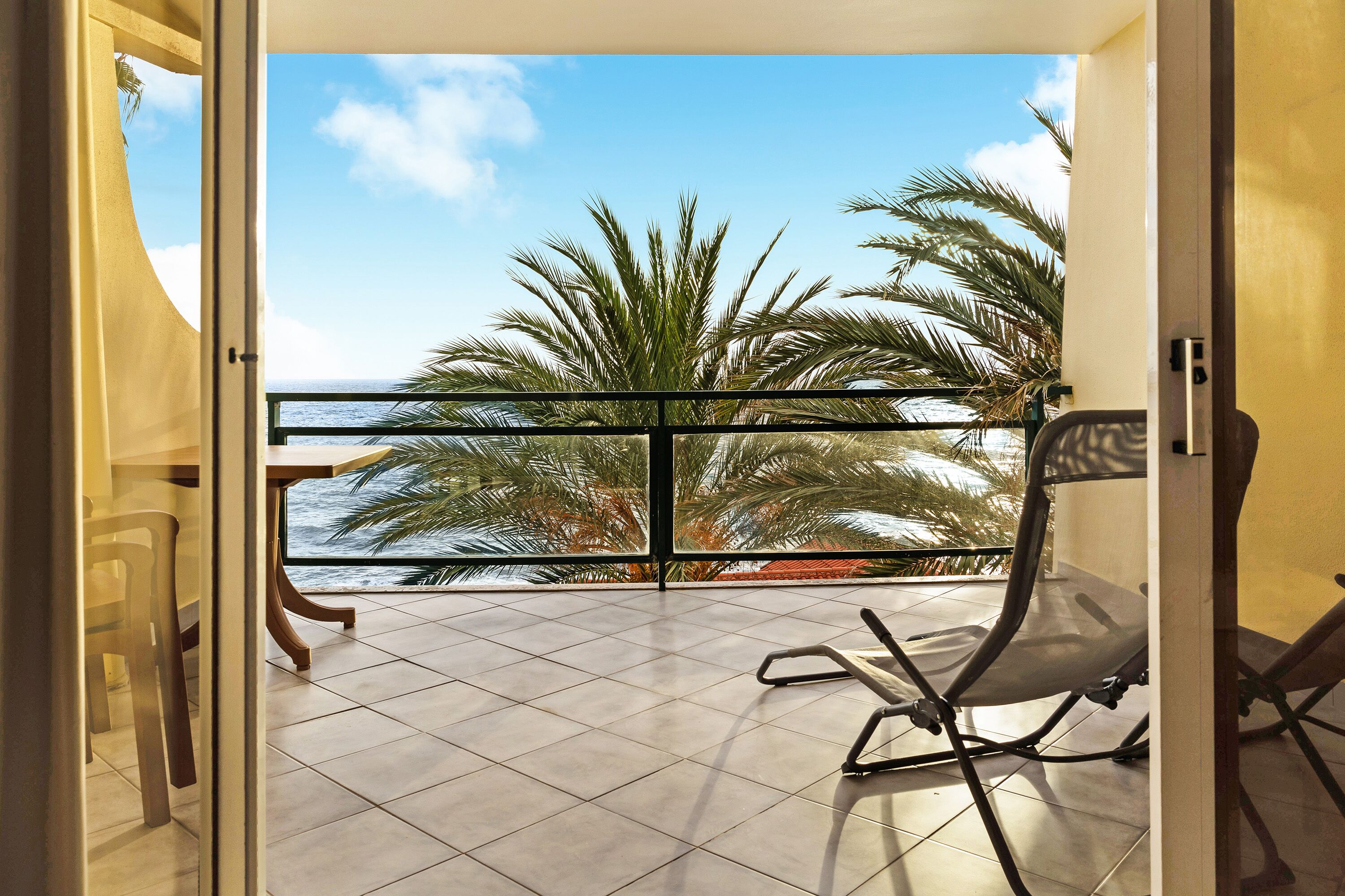 Cozy Apartment near the Beach with Sea View, Shared Pool & Wi-Fi