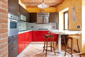 Fridge, microwave, oven, stovetop - Casa Belvedere with Private Terrace, Garden, A/C & Wi-Fi (Dogliani)
