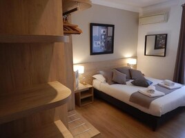 Minibar, caja de seguridad en la habitación y decoración personalizada 