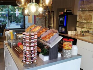 Se ofrece un desayuno bufé todos los días (por un coste adicional)