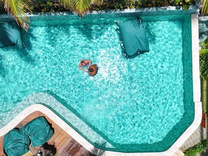 Piscina externa, funciona das 7h às 21h30, guarda-sóis, espreguiçadeiras