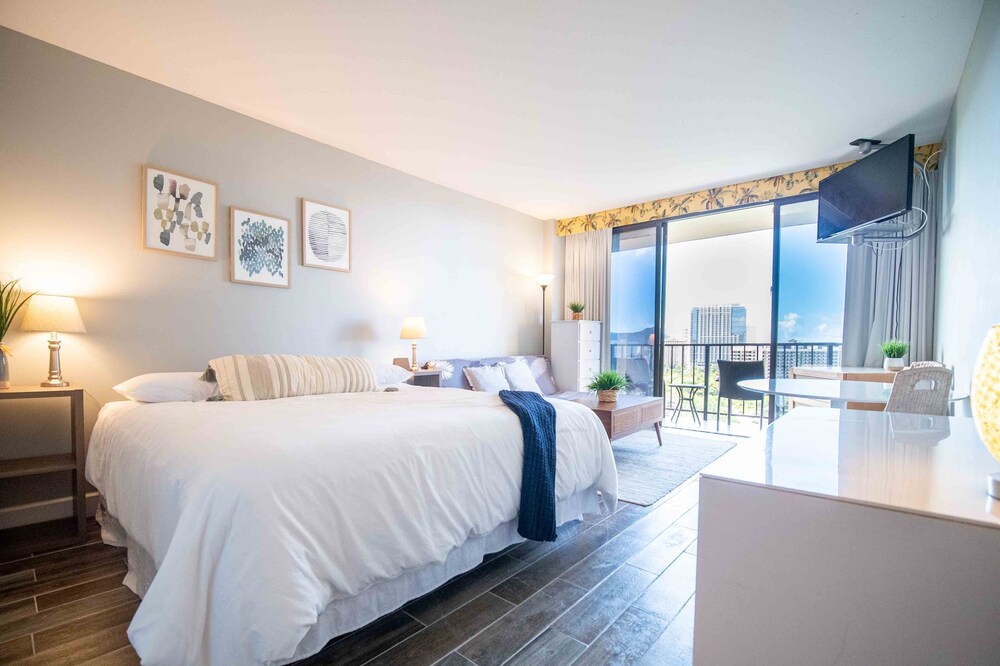 Diamond Head View! Cool Room with Balcony!