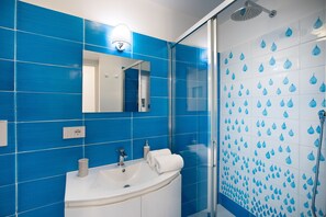 Family Studio, Sea View | Bathroom | Hair dryer, towels - Relais Il Sogno di Positano (Positano)