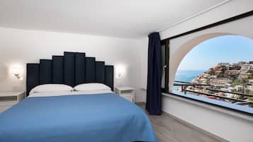 Caja de seguridad en la habitación y tabla de planchar con plancha