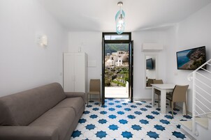 家庭开间, 海景 | 起居区 | 40-英寸纯平电视 （配备数码频道）、电视