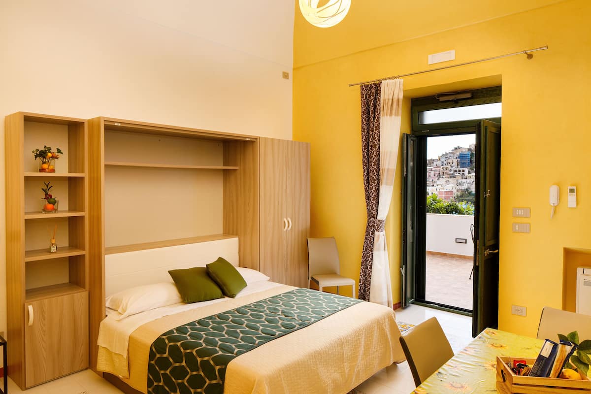 Kamar Double Deluks, pemandangan laut | Brankas, setrika/meja setrika, Wi-Fi gratis, dan seprai linen