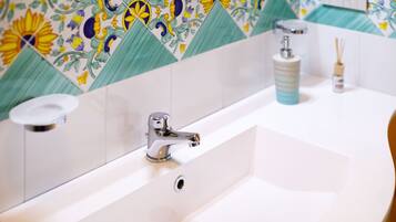 Deluxe tweepersoonskamer, uitzicht op zee | Badkamer | Een haardroger, handdoeken