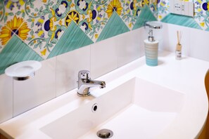 デラックス ダブルルーム シービュー | バスルーム | ヘアドライヤー、タオル