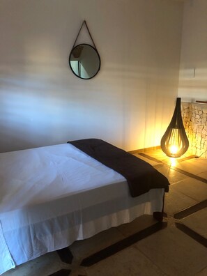 Minibar y espacio para trabajar con laptop