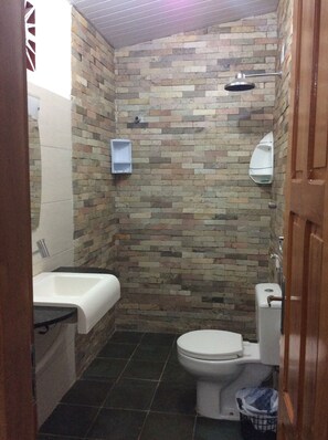 Classic Quadruple Room | Bathroom | Shower, rainfall showerhead, towels