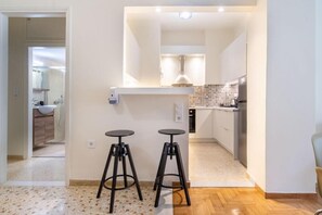 Mikrowelle, Ofen, Herdplatte, Wasserkocher mit Kaffee-/Teezubehör