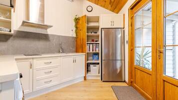 Full-sized fridge, microwave, oven, stovetop