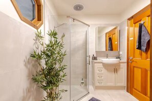 Shower, hair dryer, towels, soap - CARNBRAE BnB Cosy and relaxing couples getaway! (Macclesfield)
